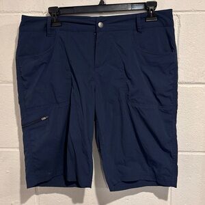 Women’s LLBean navy blue Bermuda shorts mid rise